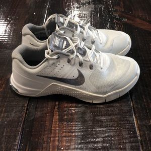 1 pair of Nike Metcon 2 training shoes